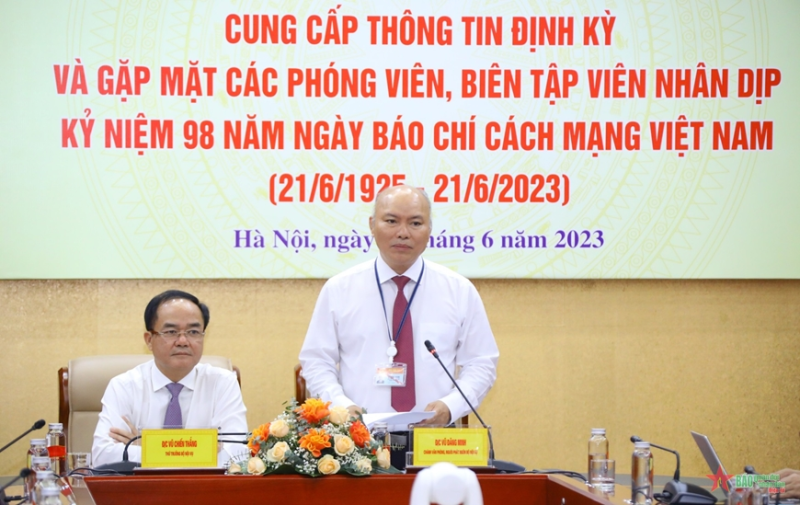 Chánh văn phòng, Người phát ngôn Bộ Nội vụ Vũ Đăng Minh trả lời báo chí.