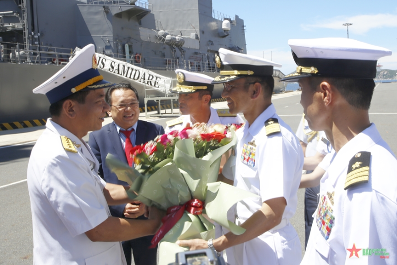 Đại tá Nguyễn Thái Học tặng hoa chúc mừng đoàn Hải quân Nhật Bản.