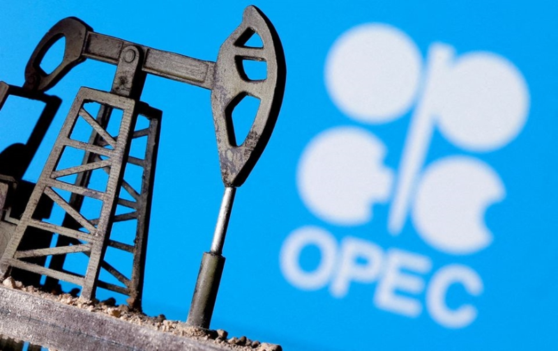 Sự cắt giảm hạn ngạch sản lượng của OPEC+ cũng tác động mạnh đến giá xăng dầu. Ảnh minh họa: Reuters