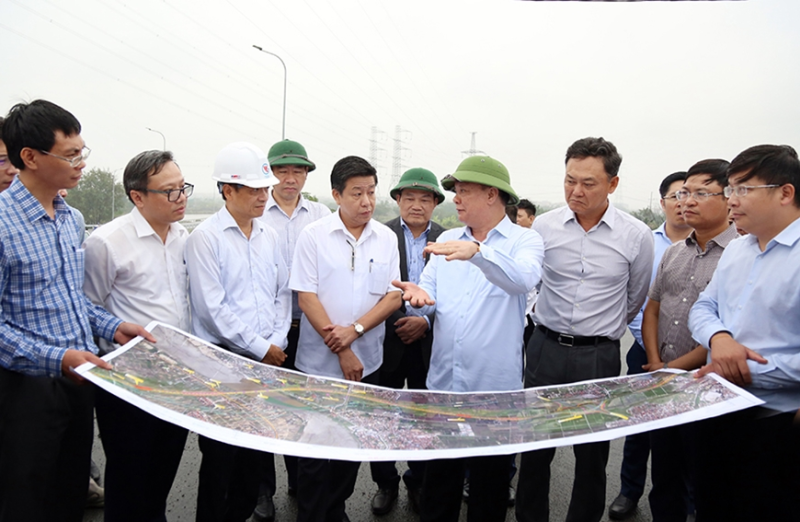 Bí thư Thành ủy Hà Nội Đinh Tiến Dũng và các đồng chí lãnh đạo thành phố Hà Nội trao đổi về tình hình triển khai Dự án xây dựng đường Vành đai 4 - Vùng Thủ đô trên địa bàn huyện Thường Tín. Ảnh: Phạm Linh