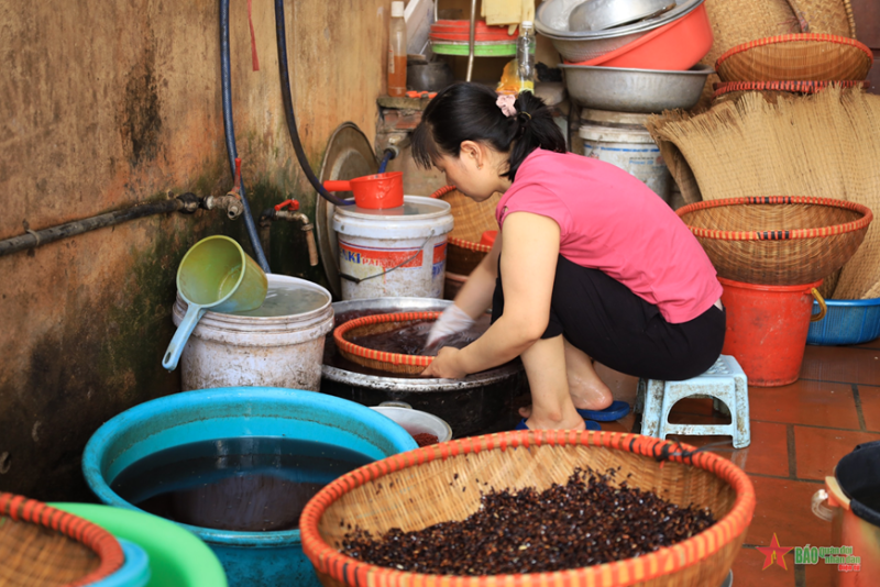 Công đoạn vo gạo được làm một cách tỉ mỉ qua nhiều lần để gạo sạch, loại bỏ những hạt sạn còn sót lại.