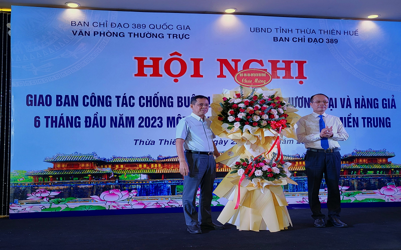 Đồng chí Phan Quý Phương, Phó Chủ tịch UBND tỉnh Thừa Thiên Huế tặng hoa chúc mừng hội nghị - Ảnh Thu Hằng.