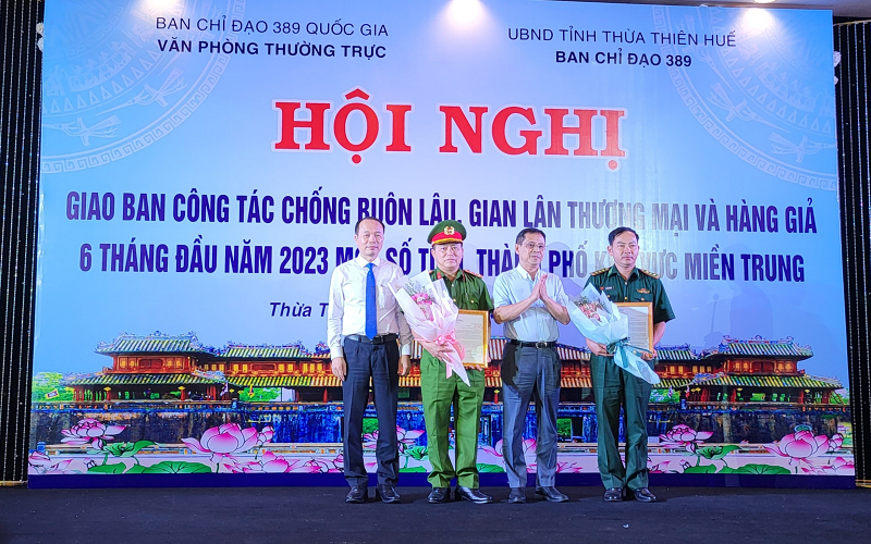 Đại diện Công an thành phố Đà Nẵng và Bộ Chỉ huy Bộ đội Biên phòng tỉnh Quảng Trị đón nhận Thư khen của Phó Thủ tướng Chính phủ Trần Lưu Quang - Ảnh Thu Hằng.