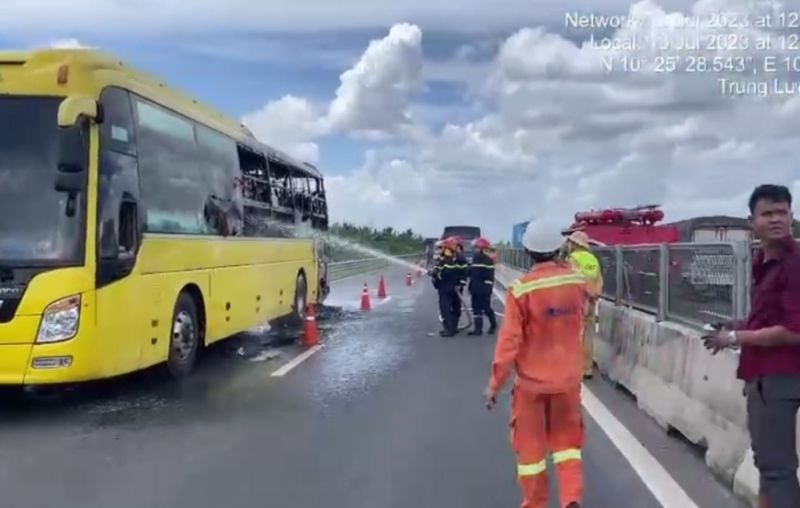 Cảnh sát phòng cháy, chữa cháy và cứu nạn, cứu hộ Công an tỉnh Tiền Giang dập tắt đám cháy.