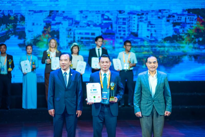 (Ảnh minh họa: Ông Nguyễn Thành Quang - Phó Chủ tịch kiêm Tổng Giám đốc Tổng công ty Cổ phần Bảo hiểm Hàng không đại diện VNI nhận giải thưởng)