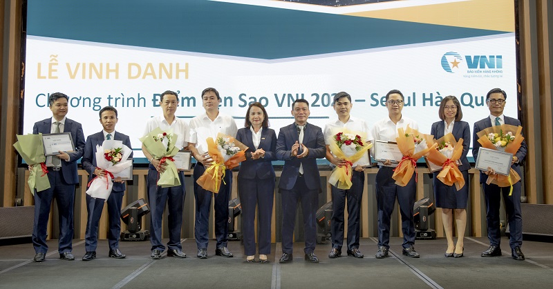 Chủ tịch và TGĐ VNI vinh danh các Ban, Công ty thành viên đã hoàn thành kế hoạch kinh doanh 6 tháng đầu năm 2023