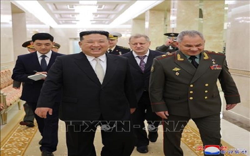 Nhà lãnh đạo Triều Tiên Kim Jong Un (trái) tiếp Bộ trưởng Quốc phòng Nga Sergei Soigu (phải) tại Bình Nhưỡng ngày 26-7-2023.