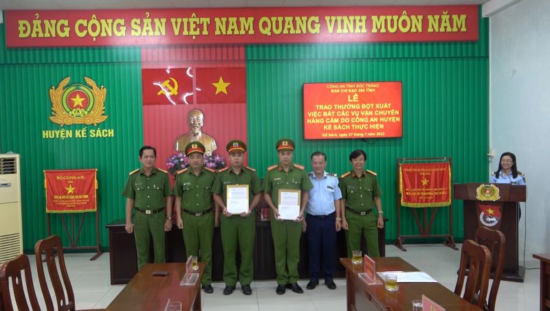 Hình ảnh trao quyết định khen thưởng đột xuất 01 tập thể, 02 cá nhân thuộc lực lượng Công an huyện Kế Sách