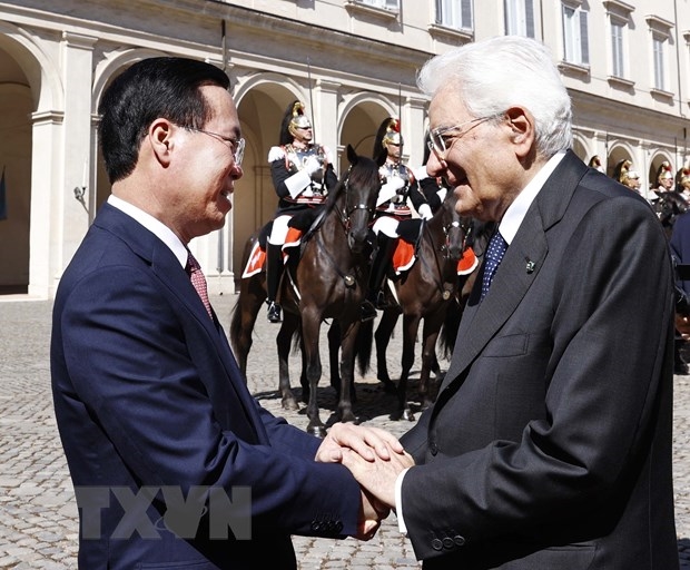 Tổng thống Italy Sergio Mattarella tiễn Chủ tịch nước Võ Văn Thưởng. Ảnh: TTXVN