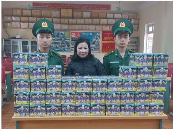 Đối tượng Nọi Ma La Xỉ Bun Hương bị Bộ đội Biên phòng tỉnh Nghệ An bắt giữ cùng tang vật 92 kg pháo nổ.