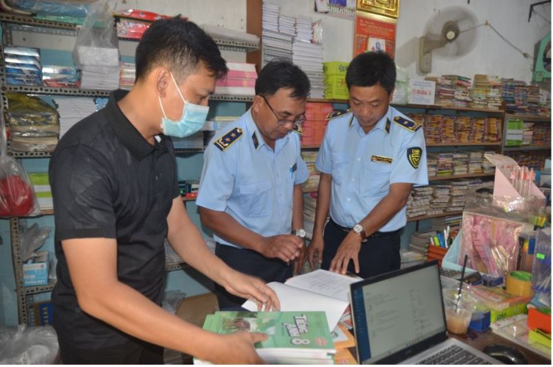 Lực lượng QLTT đang kiểm tra một Hiệu sách tại huyện Ba Tri, tỉnh Bến Tre