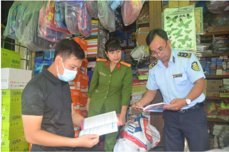 Ông Nguyễn Văn Duy – Trưởng phòng Nghiệp vụ- Tổng hợp Cục QLTT (thứ nhất từ phải qua) cùng với lực lượng phối hợp kiểm tra một Hiệu sách tại Chợ Bến Tre