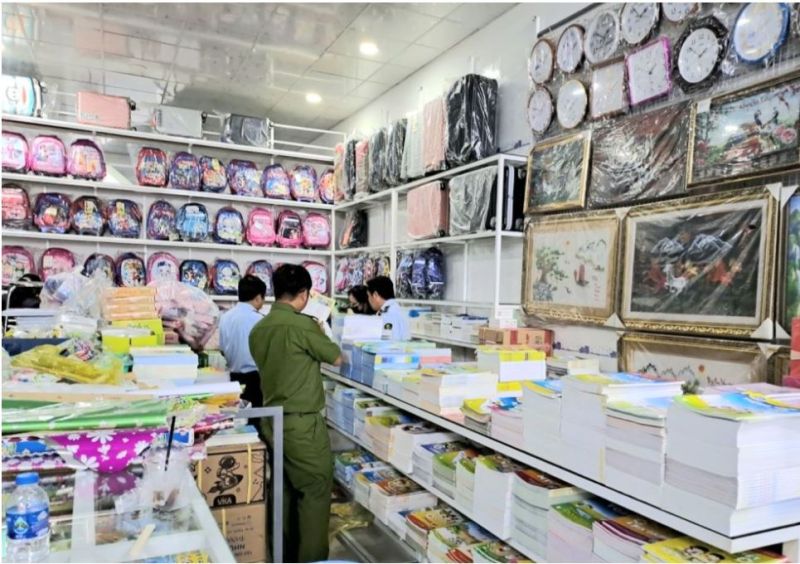 Lực lượng QLTT chủ trì phối hợp với Công an huyện Châu Thành đang kiểm tra một Hiệu sách thị trấn Châu Thành, huyện Châu Thành, tỉnh Bến Tre