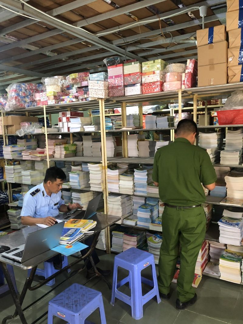 Lực lượng QLTT chủ trì phối hợp với Công an huyện Châu Thành đang kiểm tra một Hiệu sách ở xã Hữu Định, huyện Châu Thành, tỉnh Bến Tre.