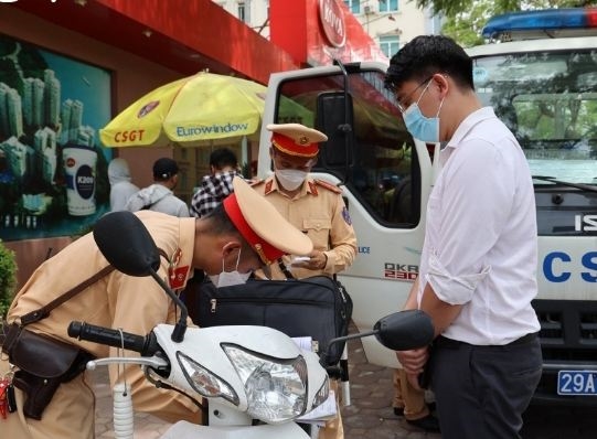 Lực lượng công an lập biên bản đối với người vi phạm giao thông. Ảnh: VOV