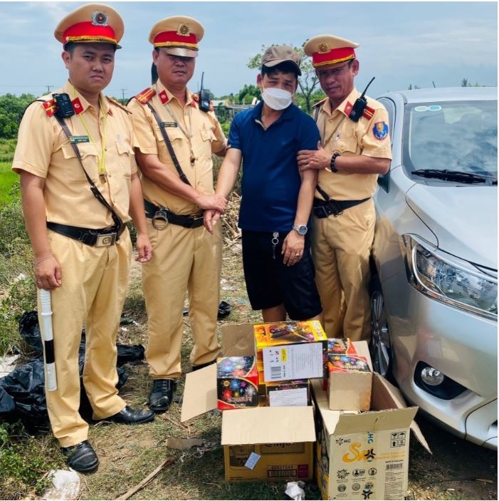 Nguyễn Văn Thành bị lực lượng Cảnh sát giao thông, Công an tỉnh Quảng Trị bắt giữ cùng 20 kg pháo hoa nổ.