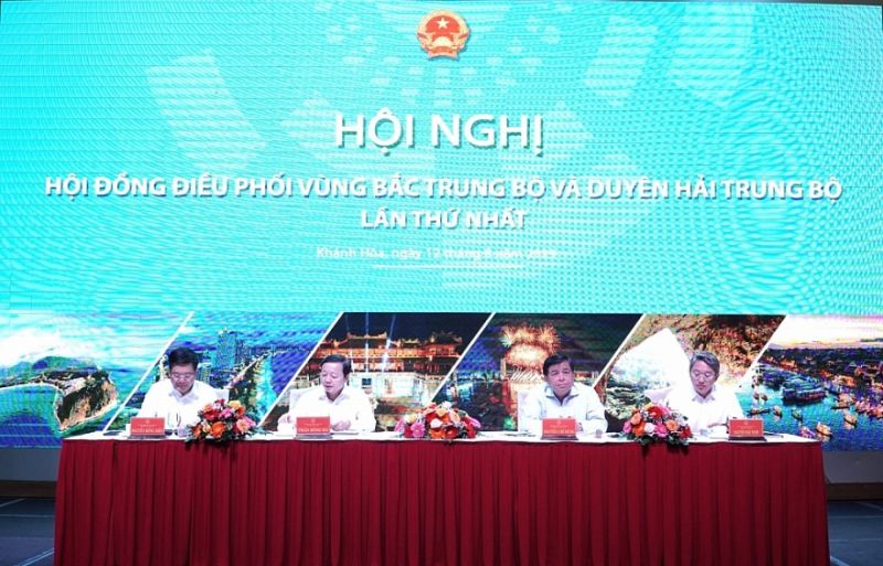 Phó Thủ tướng Chính phủ Trần Hồng Hà đã chủ trì Hội nghị đồng điều phối vùng Bắc Trung Bộ và Duyên hải Trung Bộ diễn ra tại Thành phố Nha Trang, tỉnh Khánh Hòa