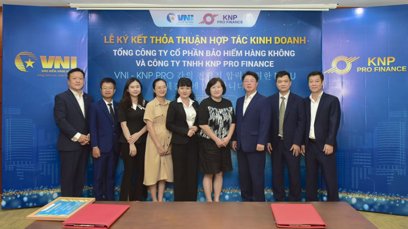 Đại diện VNI và Đại diện KNP Pro Finance chụp ảnh lưu niệm tại buổi lễ