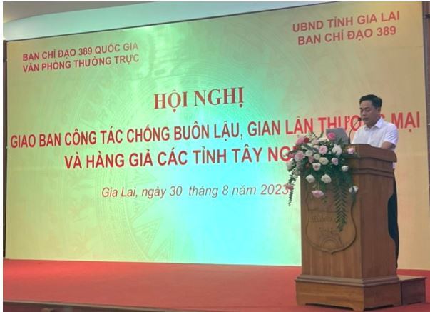 Đồng chí Đỗ Hồng Trung, Phó Chánh Văn phòng, Văn phòng Thường trực Ban Chỉ đạo 389 quốc gia trình bày báo cáo kết quả công tác chống buôn lậu, gian lận thương mại và hàng giả 7 tháng đầu năm 2023 của các tỉnh Tây Nguyên. Ảnh: Ngô Khắc Quý