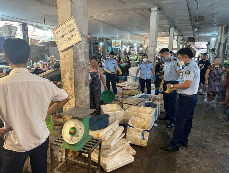 Lực lượng Quản lý thị trường tỉnh Thái Nguyên tiến hành kiểm tra tiểu thương bán thịt lợn tại chợ Đồng Quang.