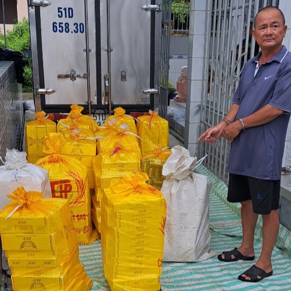 Nguyễn Minh Lai bị bắt giữ cùng phương tiện vận chuyển 8.250 bao thuốc lá điếu ngoại nhập lậu.