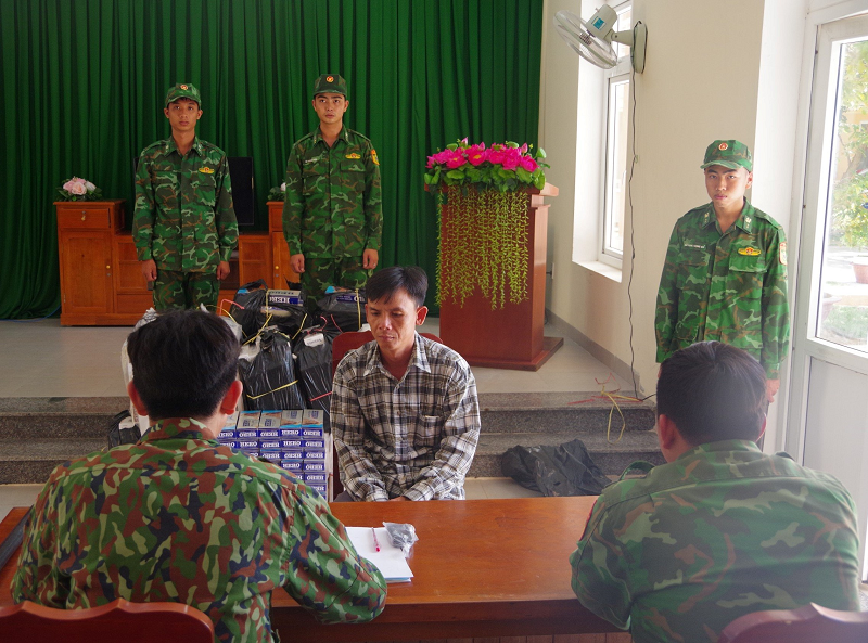 Võ Hoàng Giang bị Bộ đội Biên phòng tỉnh Đồng Tháp bắt giữ về hành vi vận chuyển trái phép 4.500 bao thuốc lá ngoại qua biên giới.