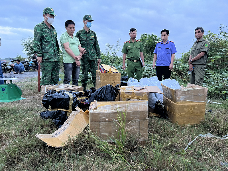 Lực lượng chức năng tỉnh Long An thu giữ thêm tang vật 285 kg pháo hoa nổ tại hiện trường.