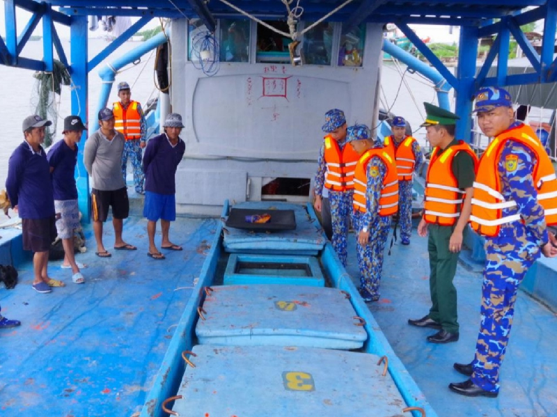 Hải đội Biên phòng 2 (Bộ đội Biên phòng tỉnh Cà Mau) kiểm tra tàu TG 91139 TS vận chuyển 20.200 lít dầu DO không rõ nguồn gốc.