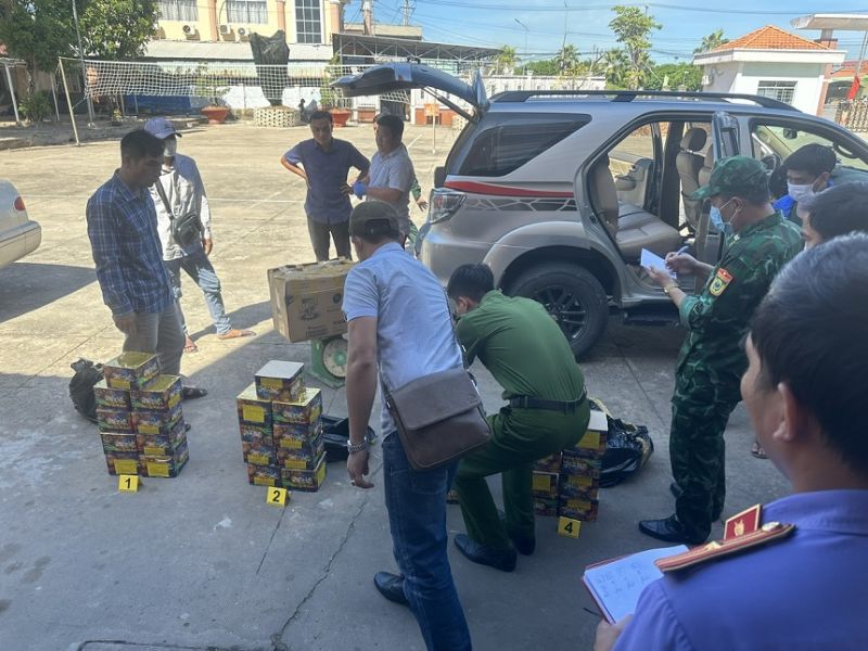 Lực lượng chức năng phối hợp kiểm tra số pháo hoa nổ do Lê Văn Cường vận chuyển trên xe ô tô, biển kiểm soát 51A 592.38.