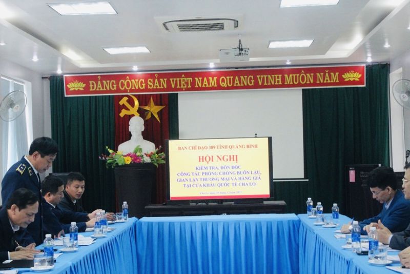 Đại diện Cơ quan Thường trực Ban Chỉ đạo 389 tỉnh Quảng Bình báo cáo tại buổi làm việc.