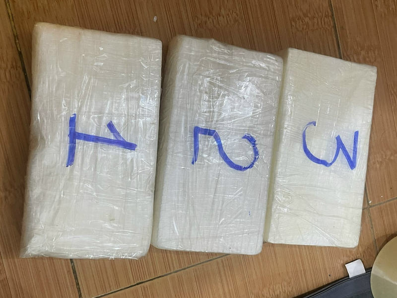 Tang vật 03 gói nilon chứa chất ma túy cocaine, tổng khối lượng 2,94 kg bị thu giữ.