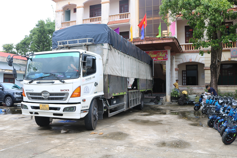 Phương tiện vận tải được đưa về trụ sở Đội Quản lý thị trường để tiến hành khám phương tiện