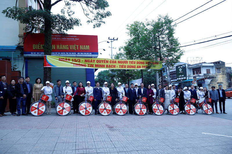 Các đại biểu chụp ảnh lưu niệm với Đoàn diễu hành, tuyên truyền hoạt động hưởng ứng ngày quyền của người tiêu dùng Việt Nam