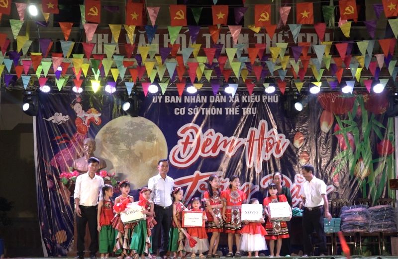 Đại diện cơ quan đoàn thể thôn Thế Trụ trao quà