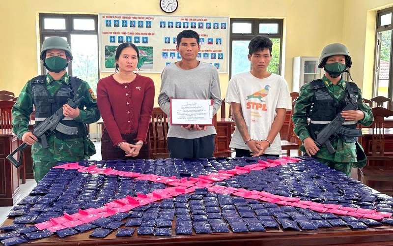 Cac đối tượng cùng tang vật vi phạm bị bắt giữ Cac đối tượng cùng tang vật vi phạm bị bắt giữ