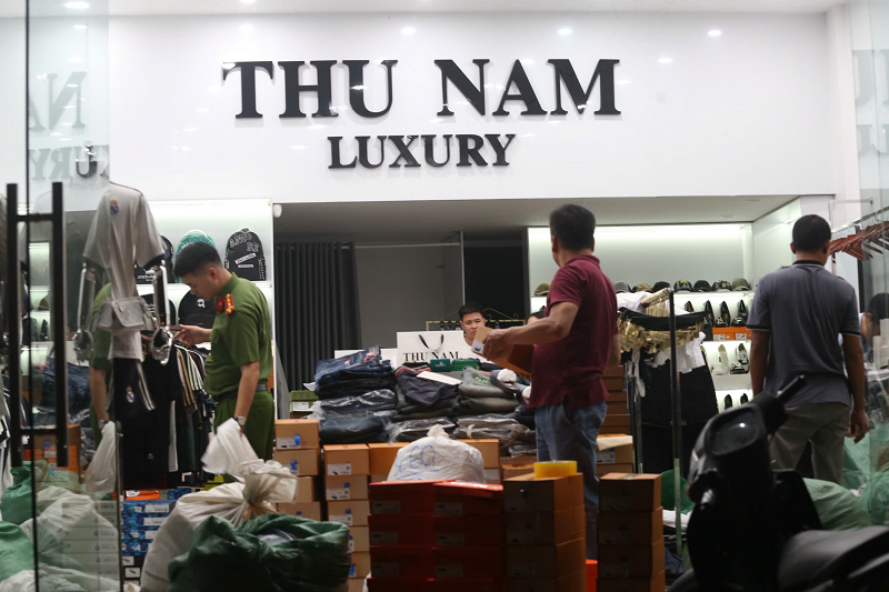 Lực lượng chức năng kiểm tra l&ocirc; h&agrave;ng h&oacute;a vi phạm