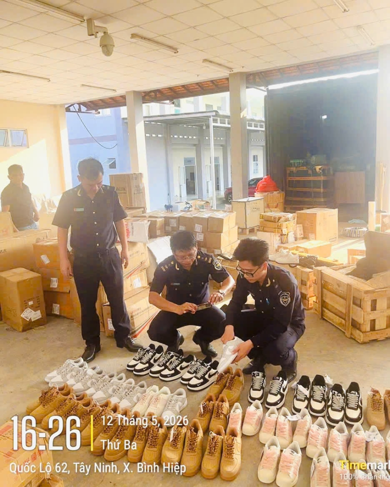 Lực lượng hải quan ph&aacute;t hiện 384 sản phẩm kh&ocirc;ng khai b&aacute;o, giả mạo nh&atilde;n hiệu trong l&ocirc; h&agrave;ng qu&aacute; cảnh tại cửa khẩu B&igrave;nh Hiệp. Ảnh: customs.gov.vn