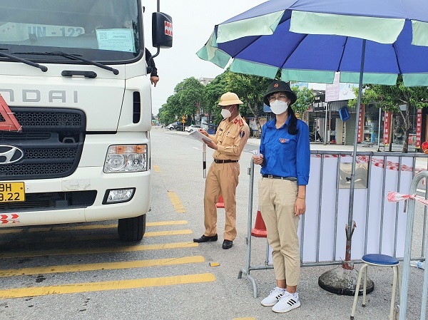 Hải Dương: Không kể ngày hay đêm, cán bộ chiến sĩ vẫn bám chốt