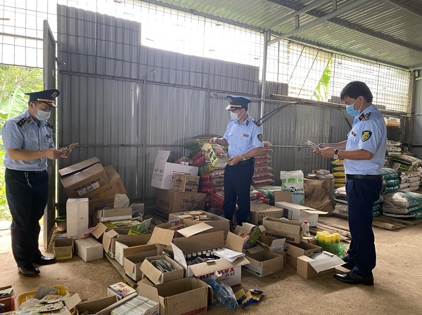 Lạng Sơn: Phát hiện hàng trăm sản phẩm thuốc bảo vệ thực vật hết hạn sử dụng