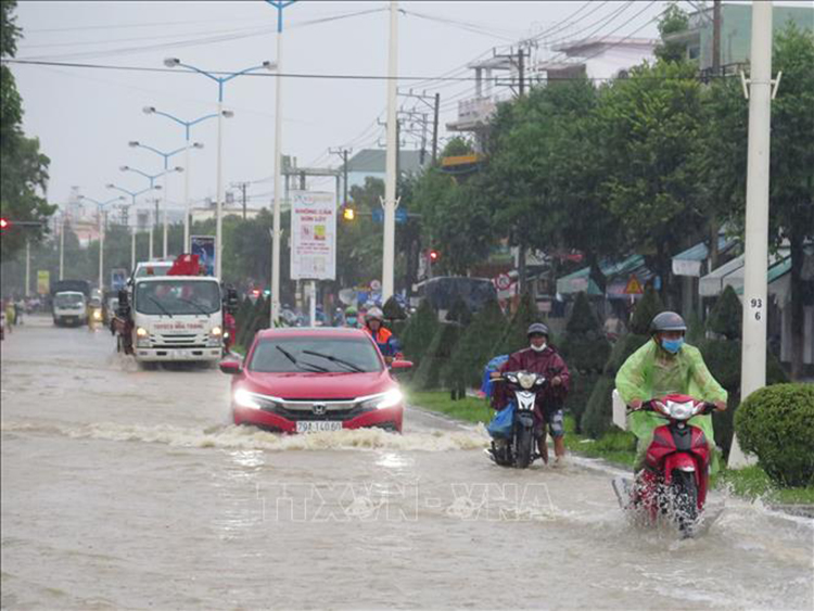 Thời tiết ngày 12/11: Mưa lớn ở khu vực Trung Bộ còn diễn biến phức tạp