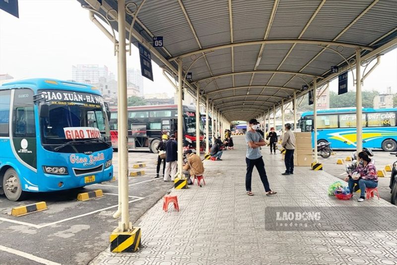 Bến xe bến tàu vắng khách, nhiều chặng bay có dấu hiệu "cạn vé"