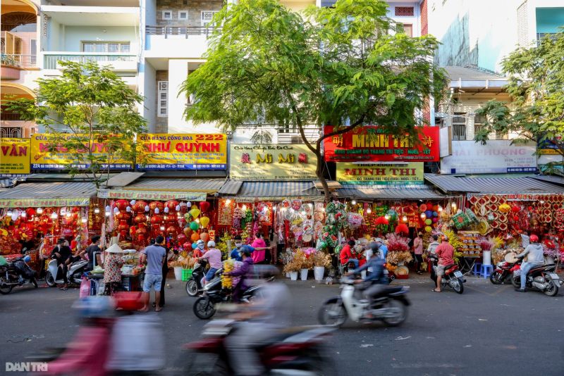 Phố bán đồ trang trí Tết lớn nhất Sài Gòn rực rỡ sắc đỏ