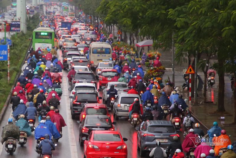 Hà Nội mưa rét, buýt nhanh BRT bị ‘khóa chặt’ giữa dòng xe