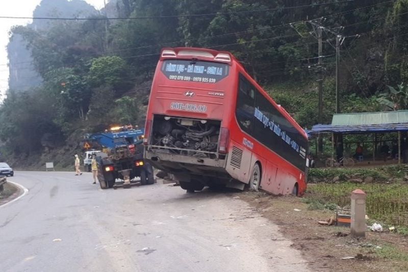 Hoà Bình: Va chạm với xe khách lúc nửa đêm, 1 người tử vong tại chỗ