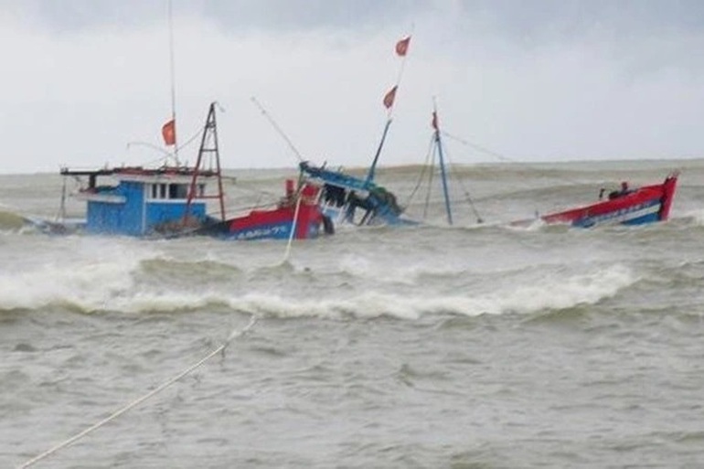 11 ngư dân may mắn thoát nạn khi tàu chìm trên biển