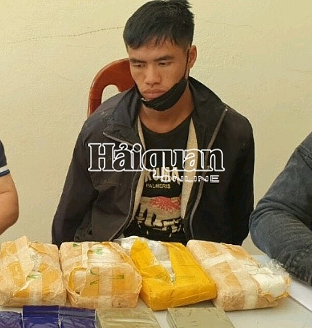 Khởi tố vụ vận chuyển 2 bánh heroin, 24.000 viên ma túy tổng hợp