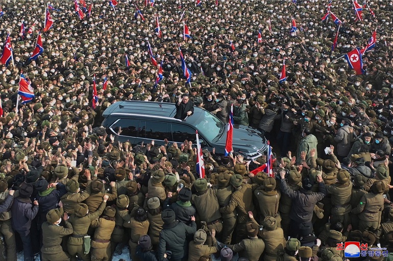 "Biển người" Triều Tiên vây quanh xe chở ông Kim Jong-un