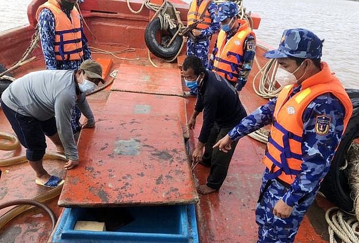 Cảnh sát biển bắt giữ tàu vận chuyển 60.000 lít dầu DO không rõ nguồn gốc