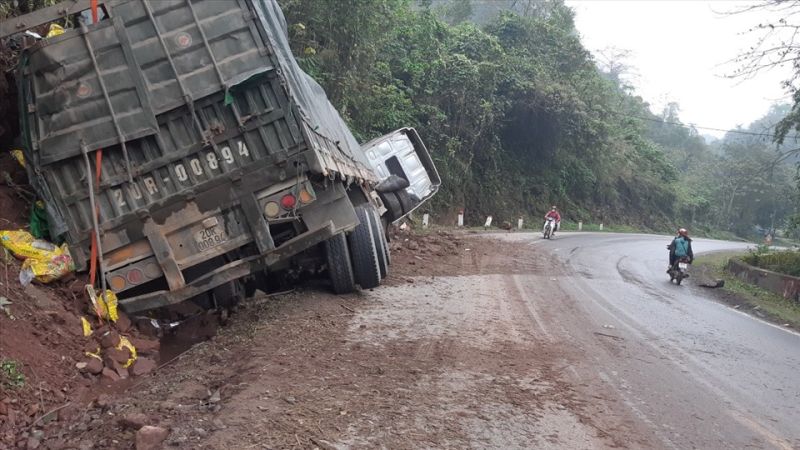 Tai nạn trên Quốc lộ 6 trong đêm, tài xế xe đầu kéo bị thương