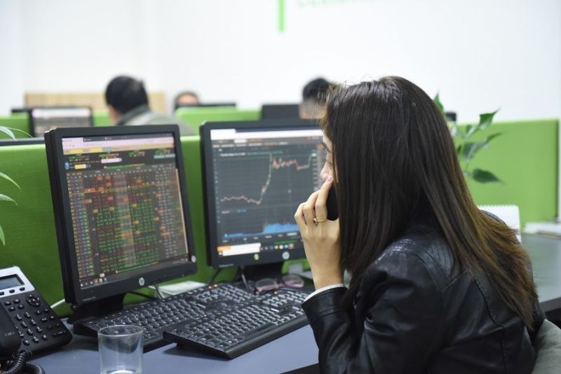 Chứng khoán ngày 29/3: Cổ phiếu lớn bứt phá, VN-Index tăng gần 15 điểm